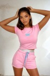 rozowy pudrowy dwuczesciowy komplet na lato dopasowany top i krotkie spodenki logowane