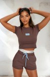 brązowy dwuczesciowy komplet na lato dopasowany top i krotkie spodenki logowane